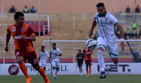 Pemain asing Persebaya Pedro Javier (kanan) membawa bola dibayangi bek Pusamania Borneo FC Hamka Hamzah.