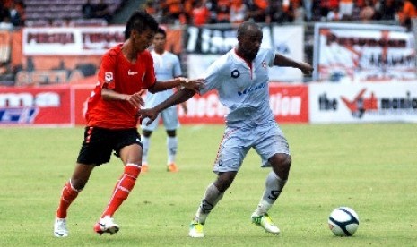 Pemain asing Persipura Jayapura, Lancine Kone (kanan).