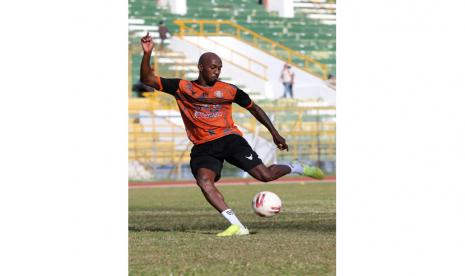 Pemain asing Persiraja Banda Aceh Paulo Henrique dari Brazil mengikuti latihan pada hari pertama di Stadion Harapan Bangsa, Banda Aceh, Aceh, Rabu (16/6/2021). Tim Persiraja Banda Aceh diperkuat empat pemain asing untuk lanjutan liga I PSSI yakni Paulo Henrique dan Leo Lelis dari Brazil, Vanja Markovic dari Serbia dan Shori Murata dari Jepang. 