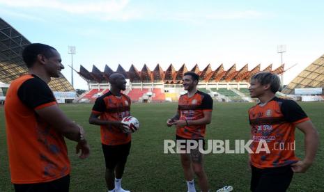 Pemain asing Persiraja Banda Aceh Shori Murata (kanan), Vanja Markovic (dua kanan), Paulo Henrique (dua kiri) dan Leo Lelis berbincang-bincang seusai mengikuti latihan di Stadion Harapan Bangsa, Banda Aceh, Aceh, Rabu (16/6/2021). Tim Persiraja Banda Aceh diperkuat empat pemain asing untuk lanjutan liga I PSSI yakni Paulo Henrique dan Leo Lelis dari Brazil, Vanja Markovic dari Serbia dan Shori Murata dari Jepang.