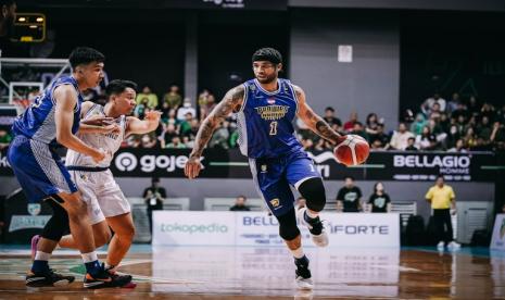 Pemain asing Prawira Harum Bandung Brandone Francis membawa bola dalam laga playoff IBL 2023 melawan Bumi Borneo Basketball.