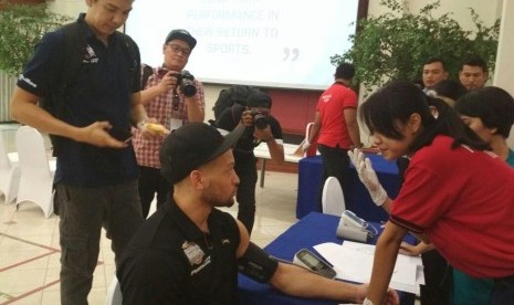 Pemain asing Satria Muda Pertamina Kevin Kerdell Bridgwaters saat melakukan pemeriksaan kesehatan di Royal Progress Hospital Jakarta Utara, Kamis (3/11) pagi.