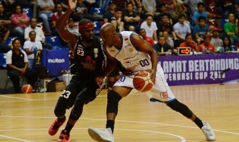 Pemain asing Satria Muda Pertamina Tiras Wade (kanan) berusaha melewati pemain asing CLS Knights Jarron Crump dalam turnamen Perbasi Cup 2016 akhir bulan lalu. Pada kompetisi Indonesian Basketball League (IBL) 2017, setiap klub peserta wajib menggunakan pe