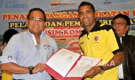  Pemain asing Sriwijaya FC Alberto Goncalves (kanan). Republika/Maspril Aries