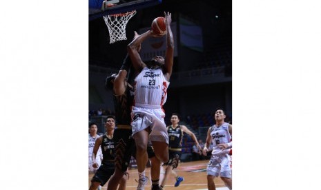 Pemain asing Stapac Jakarta,  Natal Barcelona berusaha memasukkan bola ke ring Bima Perkasa Jogja. Barfield tampil gemilang dengan mencatat double-double 30 poin dan 11 rebound.  Dalam pertandingan IBL  Pertalite  Seri - 4 Jakarta, Kamis (4/1).