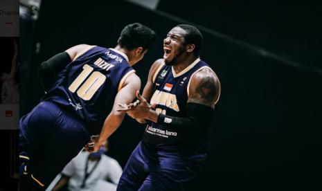 Pemain asing Tangerang Hawks Richard David Ross (kanan) berteriak merayakan kemenangan timnya atas Bali United Basketball di IBL Seri 1 Jakarta.