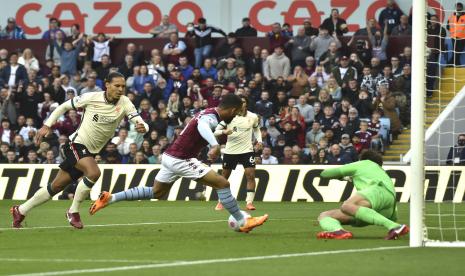 Pemain Aston Villa Douglas Luiz, tengah, mencetak gol ke gawang Liverpool selama pertandingan sepak bola Liga Premier Inggris antara Aston Villa dan Liverpool di Villa Park di Birmingham, Inggris, Selasa, 10 Mei 2022.