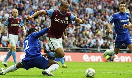 Pemain Aston Villa Gabriel Agbonlahor berusaha melewati gelandang Chelsea, John Obi Mikel