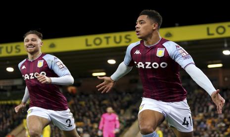 Pemain Aston Villa Jacob Ramsey, kanan, merayakan golnya selama pertandingan sepak bola Liga Premier Inggris antara Norwich City dan Aston Villa di Carrow Road, Norwich, Inggris, Selasa 14 Desember 2021.