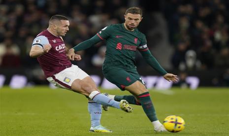 Pemain Aston Villa John McGinn (kiri) dibayangi kapten Liverpool pada laga lanjutan Liga Primer Inggris di Villa Park, London, Selasa (27/12/2022). Liverpool menutup babak pertama dengan keunggulan 2-0 atas tuan rumah.