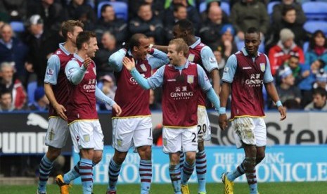 Pemain Aston Villa merayakan kemenangan.