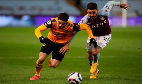 Pemain Aston Villa Morgan Sanson (kanan) berduel bola dengan pemain Wolverhampton Wanderer (Wolves) Pedro Neto di Stadion Villa Park, Birmingham, Ahad (7/3) dini hari WIB.