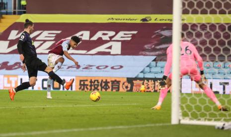 Pemain Aston Villa Ollie Watkins (kedua kiri) beraksi melawan Newcastle United.