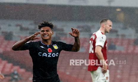 Pemain Aston Villa Ollie Watkins (kiri), melakukan selebrasi setelah mencetak gol kedua timnya pada pertandingan sepak bola Liga Primer Inggris antara Arsenal dan Aston Villa di Stadion Emirates di London, Ahad (8/11/2020). 