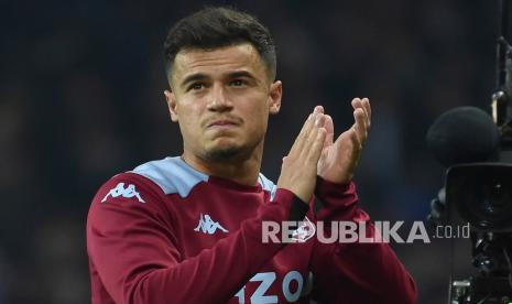 Pemain Aston Villa Philippe Coutinho bertepuk tangan. Villa bertekad mempermanenkan Coutinho.