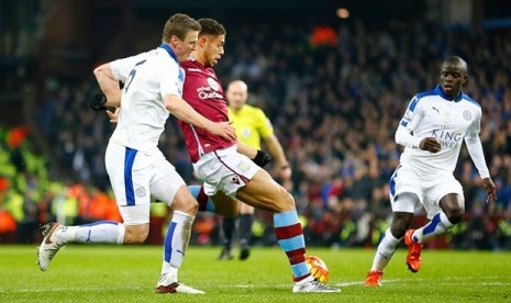 Pemain Aston Villa, Rudy Gestede berebut bola dengan pemain Leicester City. Villa bermain imbang 1-1 saat menjamu Leicester City, Ahad (17/1) dini hari WIB.