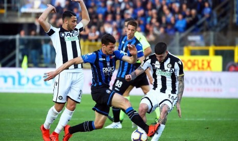 Pemain Atalanta berebut bola dengan pemain Udinese dalam pertandingan Serie A Italia, Selasa (30/4) dini hari