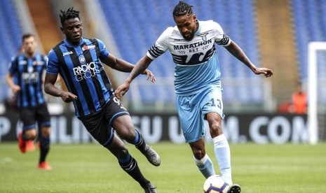 Pemain Atalanta Duvan Zapata berebut bola dengan pemain Lazio dalam pertandingan di Stadion Olimpico, Ahad (5/5)