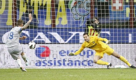 Pemain Atalanta, German Denis, melepaskan tembakan penalti yang gagal dibendung kiper Inter Milan, Samir Handanovic, di laga Serie A Italia di San Siro, Milan, Ahad (7/4). 