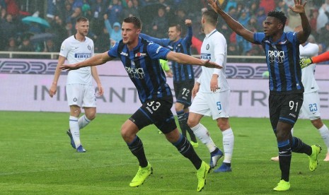 Pemain Atalanta Hand Hateboer merayakan gol ke gawang Inter Milan dalam lanjutan Serie A di Bergamo, Italia, Ahad (11/11)