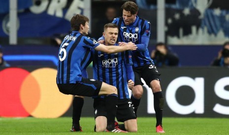 Pemain Atalanta Josip Ilicic (tengah) merayakan gol ke gawang Valencia bersama dua rekannya.