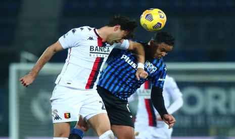 Pemain Atalanta Luis Muriel (kanan) berduel dengan pemain Genoa Ivan Radovanovic (kiri) pada pertandingan lanjutan Liga Italia di Stadion Gewiss, Bergamo, Senin (18/1) dini hari WIB.