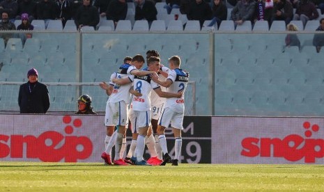 Pemain Atalanta merayakan gol ke gawang Fiorentina.