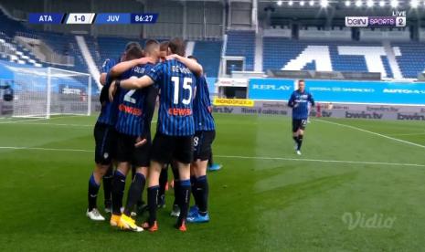 Pemain Atalanta merayakan gol yang diciptakan Ruslan Malinovsky ke gawang Juventus di tengah kondisi stadion yang tanpa penonton musim lalu.