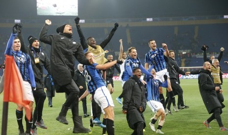 Para pemain Atalanta merayakan keberhasilan lolos ke babak 16 besar Liga Champions.