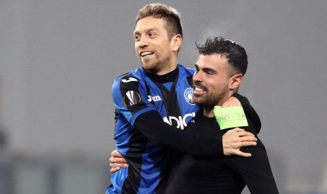 Pemain Atalanta, Papu Gomez dan Andrea Petagna, merayakan kemenangan atas Olympique Lyon pada pertandingan terakhir Grup E Liga Europa di Stadion Mapei, Reggio Emilia, Italia, Jumat (8/12) dini hari WIB. 