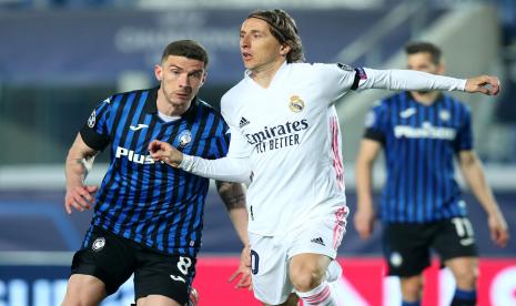 Pemain Atalanta Robin Gosens (kiri) berduel dengan pemain Real Madrid Luka Modric (kanan).