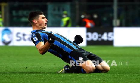 Pemain Atalanta asal Ukraina Ruslan Malinovskyi melakukan selebrasi setelah mencetak gol.