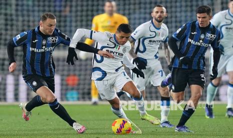 Pemain  Atalanta Teun Koopmeiners dari,pemain Inter Milan Alexis Sanchez dan pemain Atalanta Joakim Maehle berebut bola dalam pertandingan sepak bola Serie A antara Atalanta dan Inter di Gewis Stadium, Bergamo, Italia, Senin (17/1/2022) dini hari WIB.