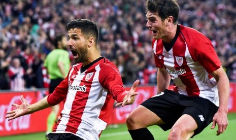 Pemain Athletic Bilbao, Kenan Kodro (kiri) merayakan gol bersama Ibai Gomez pada La Liga melawan Atletico Madrid, di Stadion San Memes, Ahad (17/3) dini hari WIB.