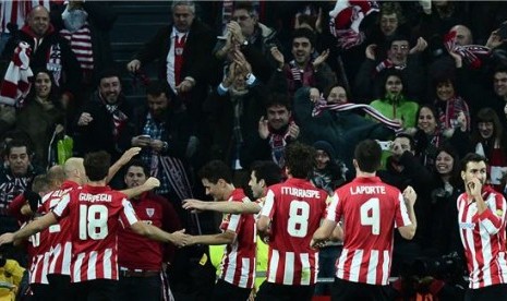 Pemain Athletic Bilbao melakukan selebrasi usai menjebol gawang lawan.