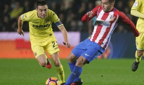 Pemain Atletico Madrid Angel Correa (kanan) dijaga oleh kapten Villarreal Bruno Soriano dalam pertandingan La Liga, Selasa (13/12) dini hari WIB.