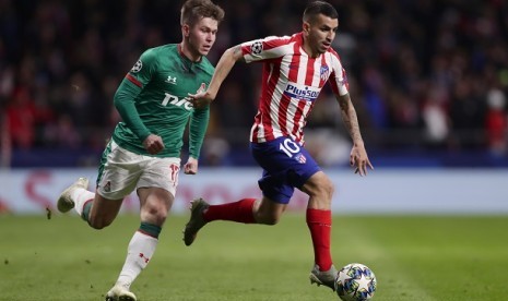 Pemain Atletico Madrid Angel Correa mengontrol bola melewati pemain Lokomotiv Rifat Zhemaletdinov dalam pertandingan Liga Champions, Kamis (12/12) dini hari WIB.