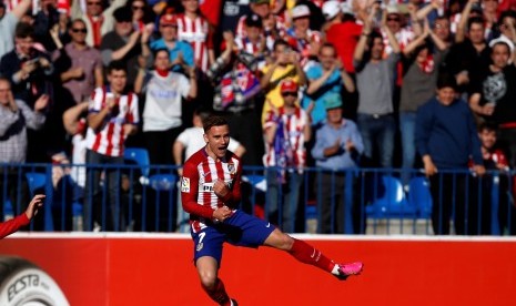  Pemain Atletico Madrid Antoine Griezmann merayakan golnya melawan Rayo Vallecano, Ahad (1/5).