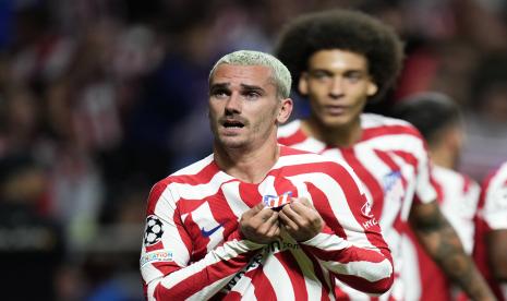  Pemain Atletico Madrid Antoine Griezmann (tengah) merayakan setelah mencetak gol kedua timnya selama pertandingan sepak bola Grup B Liga Champions antara Atletico Madrid dan Porto di stadion Metropolitano di Madrid, Spanyol,  Kamis (8/9) dini hari WIB.