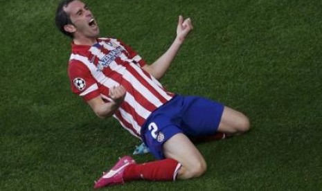 Pemain Atletico Madrid Diego Godin bergembira usai membobol gawang Real Madrid, memberi skor 1-0 di final Liga Champions.