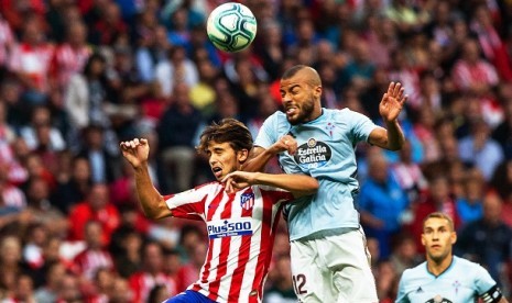 Pemain Atletico Madrid Joao Felix berebut bola dengan pemain Celta Vigo Rafinha dalam pertandingan lanjutan Liga Spanyol, Ahad (22/9) dini hari WIB.