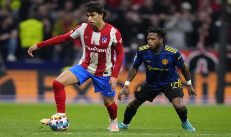 Pemain Atletico Madrid Joao Felix, kiri, mengontrol bola saat pemain Manchester United Fred bertahan selama pertandingan leg pertama babak 16 besar Liga Champions antara Atletico Madrid dan Manchester United di stadion Wanda Metropolitano di Madrid, Spanyol, Rabu, 23 Februari, 2022.