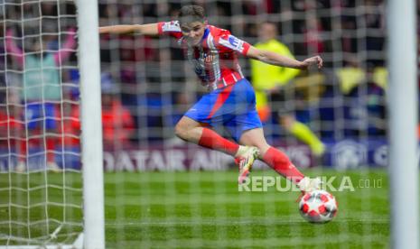 Pemain Atletico Madrid Julian Alvarez mencetak gol kedua timnya saat melawan Bayer 04 Leverkusen dalam pertandingan Liga Champions di Stadion Civitas Metropolitano di Madrid, Spanyol, Rabu, 22 Januari 2025 dini hari WIB. 