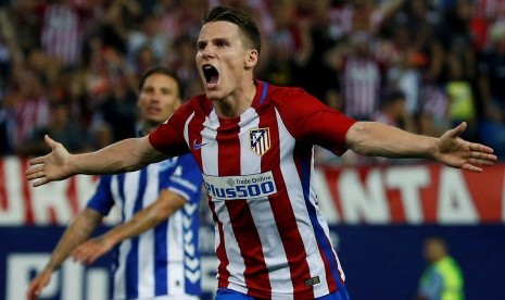 Pemain Atletico Madrid Kevin Gameiro melakukan selebrasi setelah memakukan gol ke gawang Deportivo Alaves 