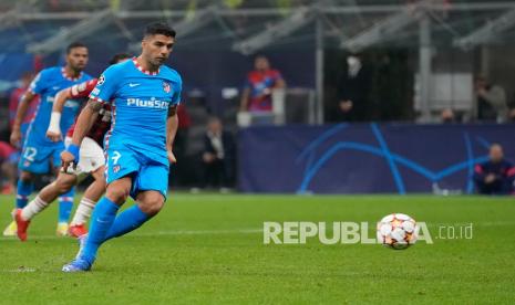  Pemain Atletico Madrid Luis Suarez mencetak gol melalui tendangan penalti pada pertandingan sepak bola grup B Liga Champions antara AC Milan dan Atletico Madrid di stadion San Siro di Milan, Italia, Rabu (29/9) di hari WIB.