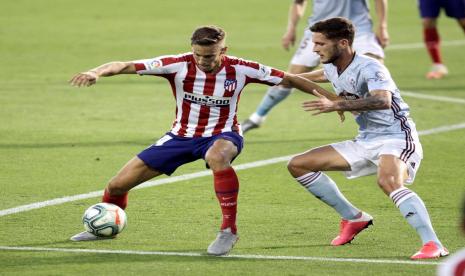 Pemain Atletico Madrid Marcos Llorente (kiri).