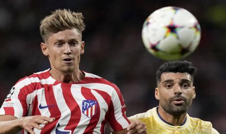  Pemain Atletico Madrid Marcos Llorente (kiri) menjadi incaran Liverpool dan Manchester United. (ilustrasi)