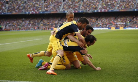 Pemain Atletico Madrid merayakan gol Diego Godin (bawah) saat menghadapi Barcelona di laga terakhir La Liga Spanyol di Camp Nou, Barcelona, Sabtu (17/5). 