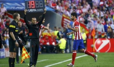 Pemain Atletico Madrid saat digantikan keluar lapangan oleh rekannya Adrian Lopez.