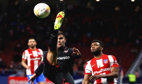 Pemain Atletico Madrid Thomas Lemar (kanan) berebut bola dengan pemain Levante Pepelu (tengah) dalam laga LaLiga Spanyol di Madrid, 16 Februari 2022. Levante mengalahkan Atletico 1-0.